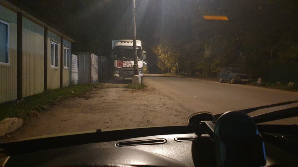Обратите внимание на лучи света у дальних фонарных столбов